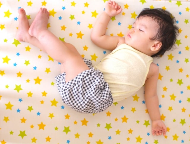 1歳の赤ちゃんの寝起きが悪い！原因や対処法をご紹介します！